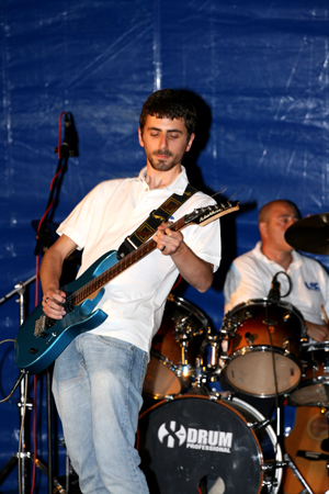 13.Francesco alla chitarra elettrica