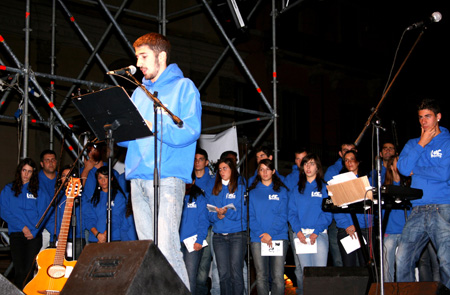 02.andrea presenta un canto